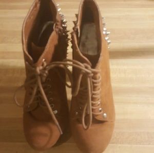 A PAIR WOMENS BROWN ANKLE BOOTS